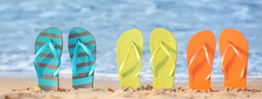 Deniz kenarında kum plaj Flip-flop ayarlama