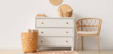 Klozet, koltuk ve sepetli ışık odasının içi