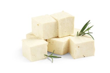 Beyaz arkaplanda soyulmuş tofu peyniri ve biberiye dalları kes