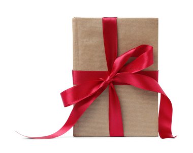 Beyaz arkaplanda kırmızı kurdeleli kitap yığını