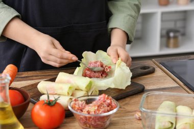 Mutfakta lahana dolması hazırlayan kadın, yakın plan.