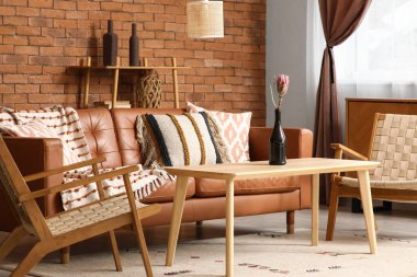 Konforlu kanepe, hasır koltuklar ve oturma odasının içindeki kahve masası.