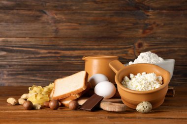 Tahta masada farklı ürünler. Gıda Alerjisi Bilinci Ayı