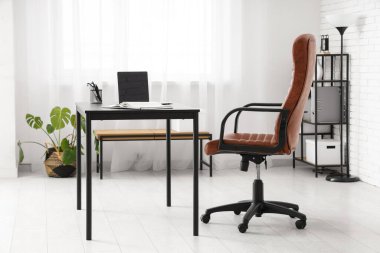 Çalışma yeri, lamba ve raf ünitesi olan modern ofis.