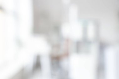 Su soğutucusu ve masalarıyla ışık ofisinin bulanık görüntüsü