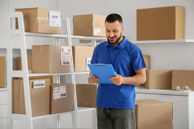 Depoda panosu olan bir erkek işçi.