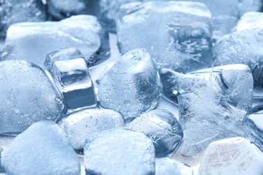 Hafif arkaplanda donmuş buz küplerinin dokusu, yakın plan