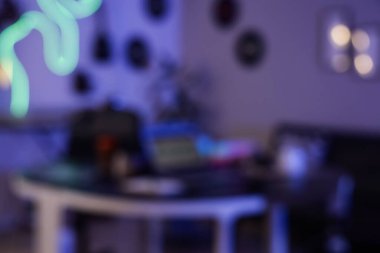 Karanlık podcaster stüdyosunun iş yeri ve parlayan neon lambalı bulanık görüntüsü