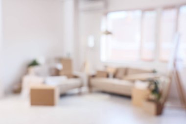 Taşındığı gün ışık odasında karton kutuları olan koltukların bulanık görüntüsü