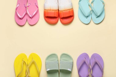 Bej arka planda farklı tarz parmak arası terliklerden yapılmış çerçeve