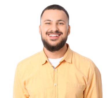 Beyaz arka planda güzel gülüşü olan genç adam, yakın plan.