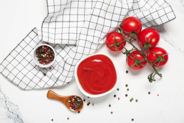 Bir kase lezzetli ketçap biberli ve domatesli beyaz arka plan