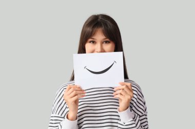 Kağıt tebessümlü genç bir kadın