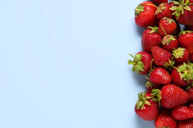 Taze olgun çilekler mavi arka planda