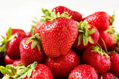 Beyaz arka planda taze olgun çilekler, yakın plan.