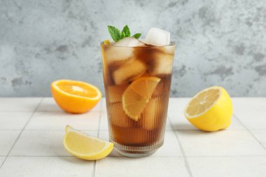 Bir bardak Long Island buzlu çay kokteyli. Nane ve narenciye aromalı.