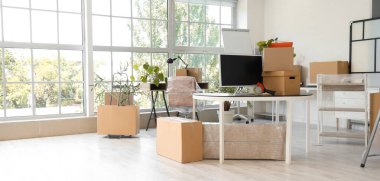 Taşınırken bilgisayar monitörlü, yapışkan bantlı ve kutulu işyeri