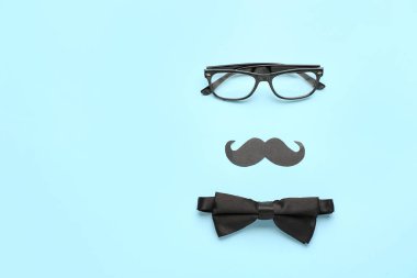 Renkli arka planda şık papyon, gözlük ve kağıt bıyıklı kompozisyon