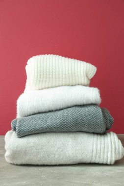 Renkli arka planda farklı hafif süveter yığınları