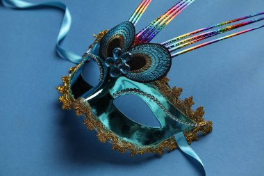 Karnaval maske mavi zemin üzerine