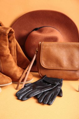 Arka planda deri eldivenli kadın aksesuarları, yakın plan.