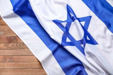 Tahta arka planda İsrail bayrağı