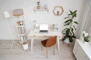 Modern işyerine sahip şık bir ofis.