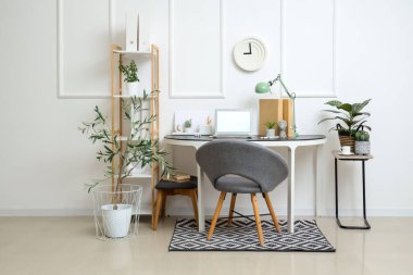 Modern dizüstü bilgisayarlı şık bir ofis.