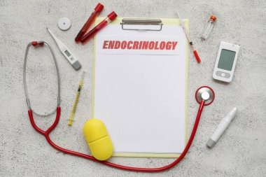 Kelime EnDOCRINOLOGY ve grunge arkaplanda tıbbi malzeme içeren pano