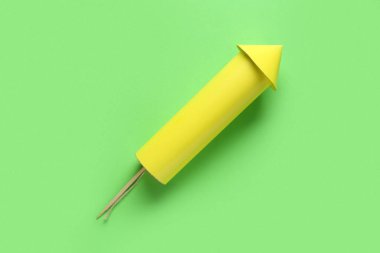 Yeşil zemin üzerinde sarı havai fişek roketi