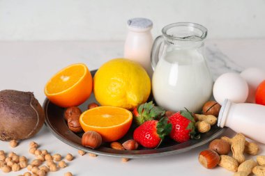 Beyaz masada farklı ürünler, yakın çekim. Gıda Alerjisi Bilinci Ayı