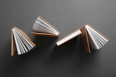 Siyah arkaplan üzerine kitapları olan kompozisyon