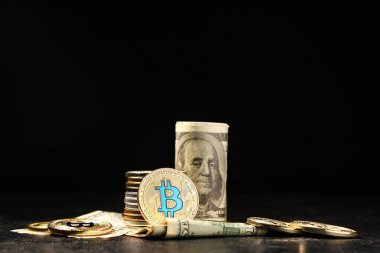 Bitcoinler ve dolar banknotları siyah arkaplan üzerine