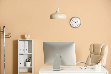 Ofisinde bilgisayar ve kırtasiye malzemesi olan işyeri