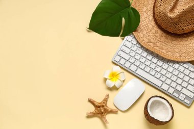 Fare, şapka ve bej arkaplanda plaj dekoru olan bilgisayar klavyesi