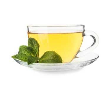 Beyaz arka planda bir bardak sıcak nane çayı.