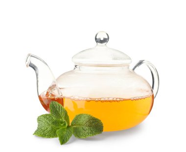 Beyaz arka planda sıcak nane çayı