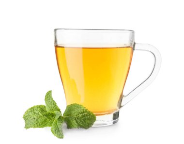 Beyaz arka planda bir bardak sıcak nane çayı.