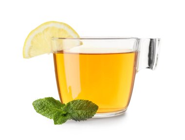 Beyaz arka planda bir dilim limonlu bir bardak sıcak nane çayı.