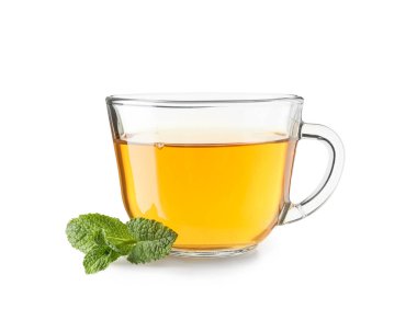 Beyaz arka planda bir bardak sıcak nane çayı.
