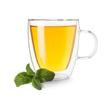 Beyaz arka planda bir bardak sıcak nane çayı.