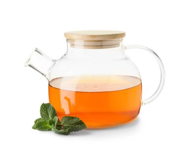 Beyaz arka planda sıcak nane çayı