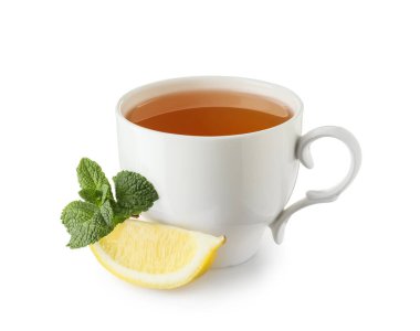 Beyaz arka planda limon parçalı sıcak nane çayı.