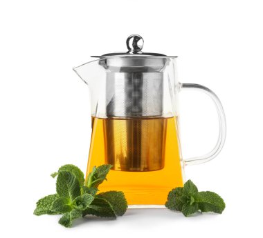 Beyaz arka planda sıcak nane çayı