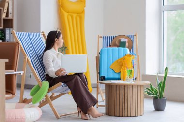 Tatilden önce ofiste çalışan genç bir iş kadını