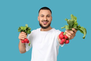 Mavi arka planda olgun turplu genç adam.