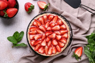 Beyaz arka planda tatlı çilekli turta ve nane şekeri ile dur