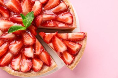 Pembe arka planda naneli tatlı çilekli turta.