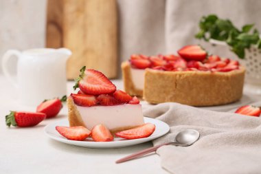 Beyaz arka planda bir parça çilekli turta.