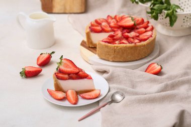 Beyaz arka planda tatlı çilekli pasta kes